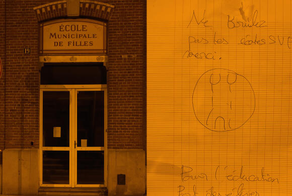 Un message sur la porte de l’école Quinet-Bert, à Roubaix, le 1er juillet.