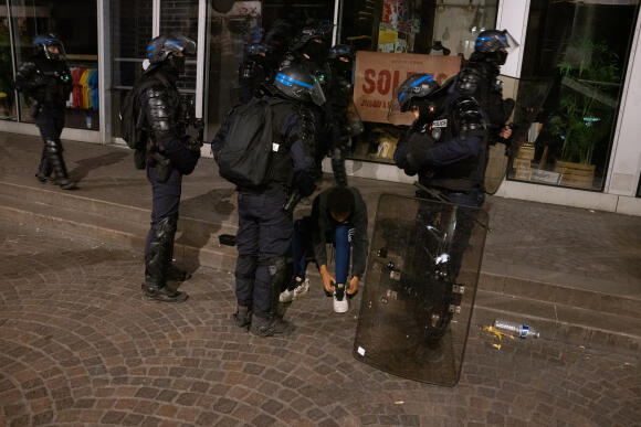 Un passant se fait interpeller par des policiers, dans le quartier des Halles, à Paris, la nuit du 30 juin au 1er juillet 2023.