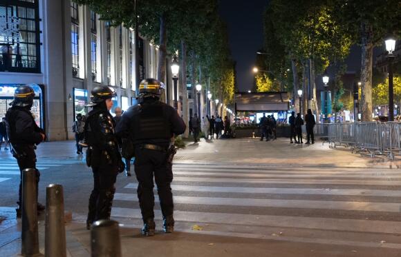 Sur les Champs-Elysées, à Paris, le 1er juillet 2023. PIERRE BOUVIER POUR « LE MONDE »