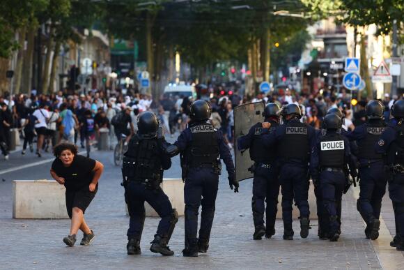 Tensions entre les forces de l’ordre et des émeutiers, à Marseille, le 1er juillet 2023.