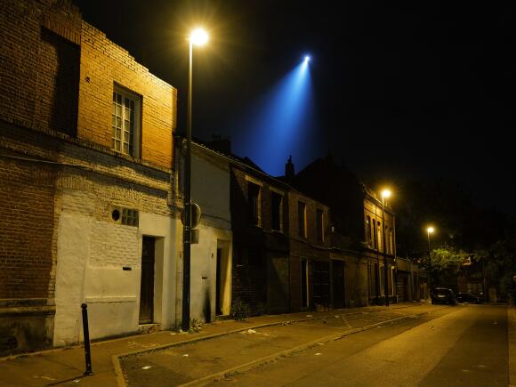 Un hélicoptère de la police survole le quartier de l’Alma, à Roubaix, dans le Nord, dans la nuit du 1er au 2 juillet 2023.