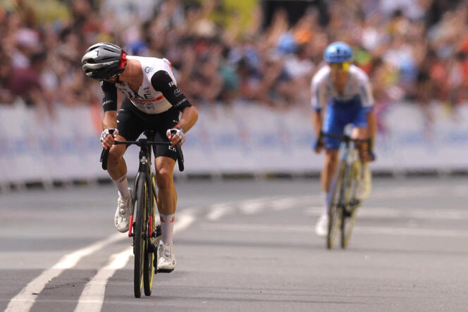 El británico Adam Yates cruzó la meta de la primera etapa del Tour de Francia, por delante de su hermano Simon, en Bilbao, norte de España, el 1 de julio de 2023.