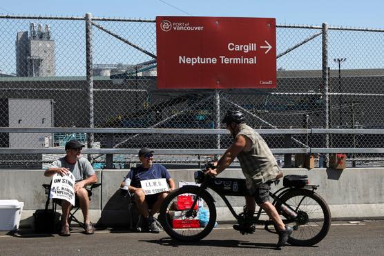 Estibadores en huelga en el puerto de Vancouver, Canadá, el 1 de julio de 2023.