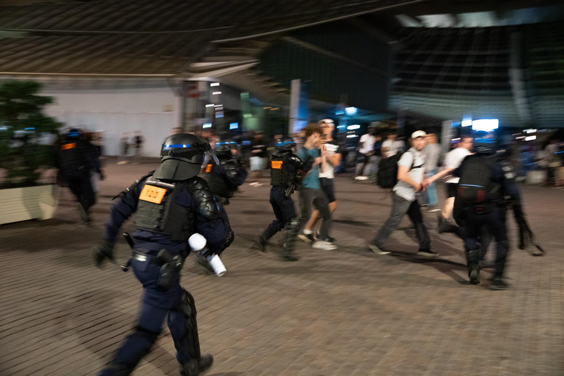 La policía carga contra los manifestantes en el distrito de Les Halles de París la noche del 30 de junio al 1 de julio de 2023.