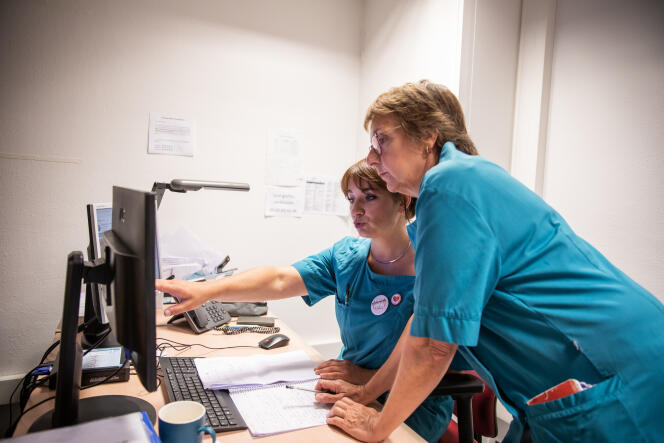 Deux infirmières du service de suivi clinique à domicile du CHU de Caen (Calvados), le 28 juin 2023.