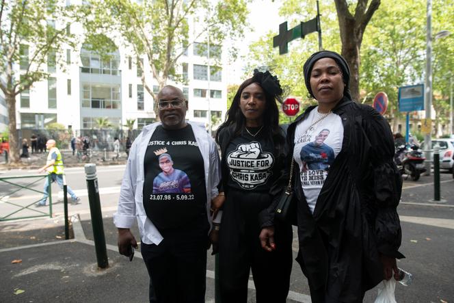 Devant la mosquée Ibn Badis, des membres de la famille de Chris Kaba, 24 ans, tué par un policier lors d’une course-poursuite en septembre 2022, à Londres. De gauche à droite : Prosper (le père), Khloe (la tante) et Helen (la mère). Ils sont venus par solidarité pour assister aux obsèques de Nahel M. à Nanterre, le 1er juillet 2023.