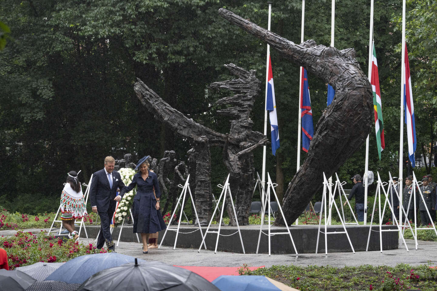 In Nederland biedt koning Willem-Alexander officieel zijn excuses aan voor de slavernij die in zijn land wordt uitgeoefend.