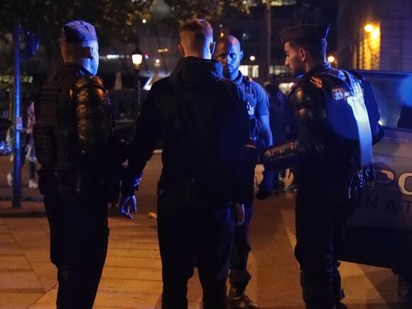 Arrestation sur les Champs Elysées, à Paris, dans la nuit du 1er au 2 juillet 2023.