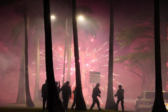 Lanzamiento de fuegos artificiales durante los enfrentamientos con la policía en Port, en la isla de Reunión, el 30 de junio de 2023.