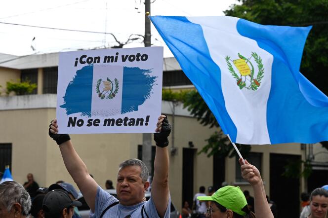 La gente se manifiesta frente al Tribunal Superior Electoral para exigir nuevas elecciones, citando presunto fraude electoral, en la Ciudad de Guatemala, el 2 de julio de 2023.