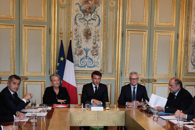 Emmanuel Macron Emmanuel Macron préside une cellule de crise en présence de la cheffe du gouvernement, Elisabeth Borne, et de ministres, à l’Elysée, à Paris, le 2 juillet 2023.
