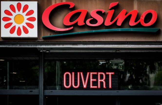 Entrada a una tienda Casino en Tassin-la-Demi-Lune (Ródano), 28 de abril de 2023.
