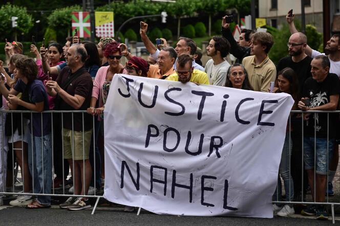 Lors de la prima étape du Tour, des spectateurs ont déployé une banderole « Justice pour Nahel » sur les bords des route du Pays Basque espagnol, le 1er juillet 2023.