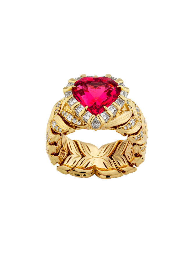 Sortija en oro amarillo, espinelas y diamantes, colección Allegora, firma Gucci.