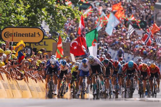 Jasper Philipsen (izquierda) corre hacia la línea de meta de la 3.ª etapa del Tour de Francia, el 3 de julio de 2023, en Bayona (Pirineos Atlánticos).