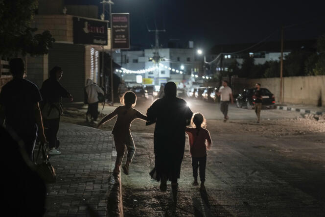 Residentes evacuan el campo de refugiados de Jenin durante una operación militar israelí en Cisjordania ocupada el 3 de julio de 2023.