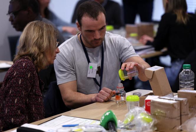 Controladores antidopaje en entrenamiento para los Juegos Olímpicos y Paralímpicos de París, en Saint-Denis (Seine-Saint-Denis), 22 de abril de 2023.