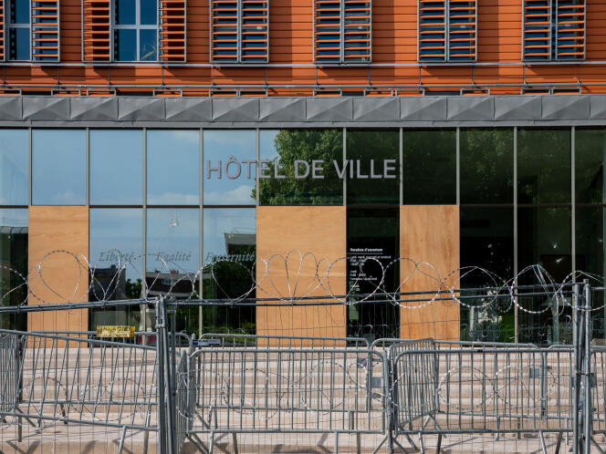El ayuntamiento de L'Häy-les-Roses (Val-de-Marne), 2 de julio de 2023, atrincherado tras los disturbios.