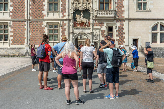 Turistas italianos visitan el castillo real de Blois (Loir-et-Cher), 17 de junio de 2023.