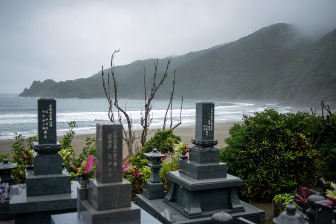 Le cimetière du village de Katoku, sur l’île d’Amami-Oshima, département de Kagoshima (Japon), le 10 juin 2023.