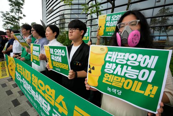 Protesta contra la decisión del gobierno japonés de descargar aguas residuales de Fukushima, cerca de un edificio que alberga la embajada japonesa en Seúl, el 30 de junio de 2023. Los carteles dicen