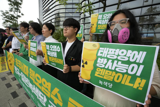 Protesta contra la decisión del gobierno japonés de descargar aguas residuales de Fukushima, cerca de un edificio que alberga la embajada japonesa en Seúl, el 30 de junio de 2023. Los carteles dicen 