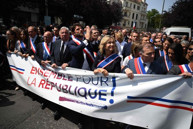 En el centro, Vincent Jeanbrun, alcalde (Les Républicains) de L'Haÿ-les-Roses (Val-de-Marne), durante una manifestación junto a Aurore Bergé, Eric Ciotti, Gérard Larcher y Valérie Pecresse, en su municipio, el 3 de julio de 2023.