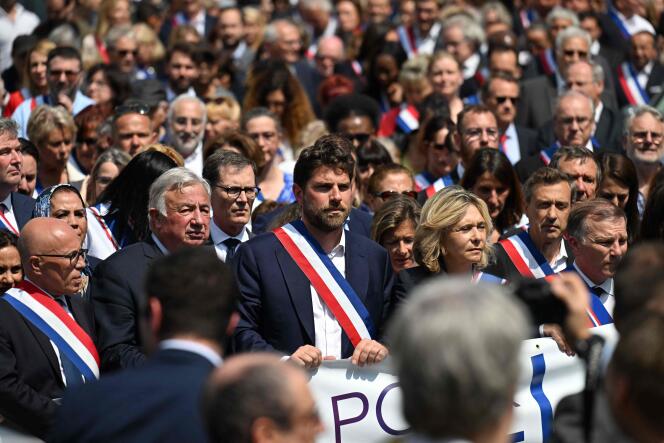 En el centro, el alcalde de L'Haÿ-les-Roses, Vincent Jeanbrun, rodeado en particular por Valérie Pécresse, presidenta del consejo regional de Ile-de-France, y Gérard Larcher, presidente del Senado, en L'Haÿ -les- Roses (Val-de-Marne), 3 de julio de 2023.