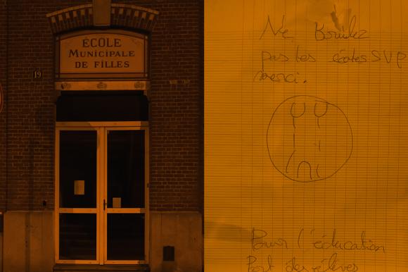 Un mensaje en la puerta de la escuela Quinet-Bert, en el distrito de Cul-de-Four, en Roubaix, en la noche del 1 al 2 de julio de 2023.
