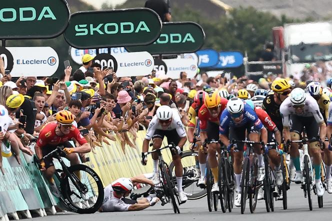 El velocista del equipo Alpecin-Deceuninck, Jasper Philipsen (de azul), gana la cuarta etapa del Tour de Francia, en Nogaro (Gers), el 4 de julio de 2023.