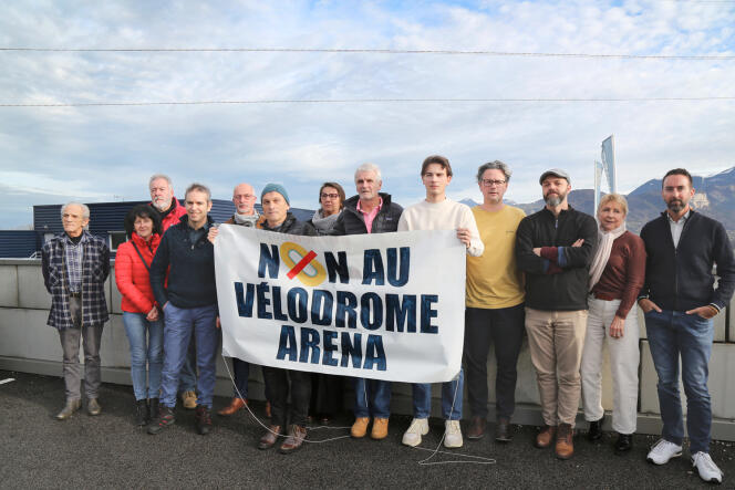 Des miembros del colectivo Non au vélodrome Arena, en La Roche-sur-Foron, el 12 de enero.