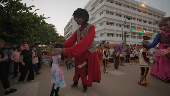 En 2022, Grandes Hommes, una compañía de titiriteros de Aubervilliers (Seine-Saint-Denis), exportó su espectáculo a Pondicherry, India, gracias a la Alliance française, establecida allí desde 1889.