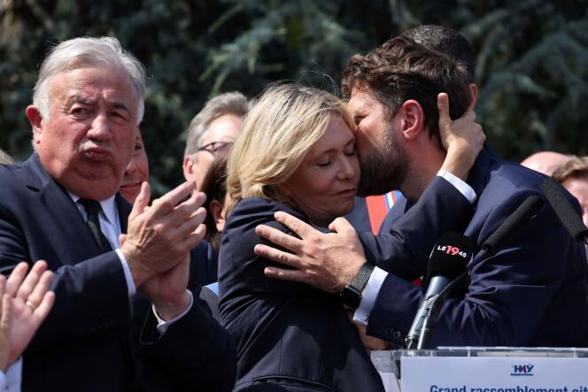 El presidente del Senado, Gérard Larcher, Valérie Pécresse, presidenta de la región Ile-de-France, que besa al alcalde de L'Haÿ-les-Roses (Val-de-Marne), Vincent Jeanbrun (Les Républicains), durante un mitin de apoyo a este último tras la agresión de la que fue víctima su familia, en la noche del 1 al 2 de julio.  Aquí en L'Haÿ-les-Roses, 3 de julio de 2023.