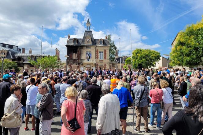 Des riverains se rassemblent devant la mairie lors d’une action nationale à Persan, en périphérie de Paris, le 3 juillet 2023.