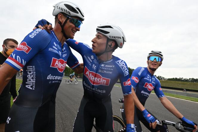 Jasper Philipsen (au centre) remercie Mathieu Van der Poel (à gauche) après sa victoire lors de la 4e étape du Tour de France, entre Dax (Landes) et Nogaro (Gers), le 4 juillet 2023.