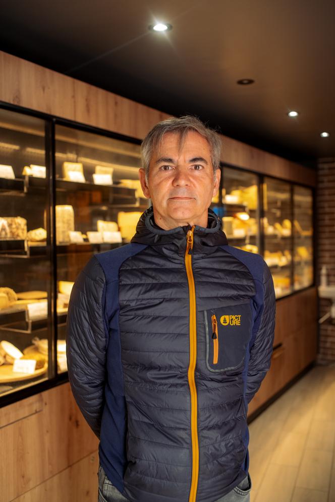 Joël Desnoyer, propriétaire de la fromagerie L'Ancolie, dans son commerce à Saint-Germain-lès-Arpajon, le 4 juillet 2023.