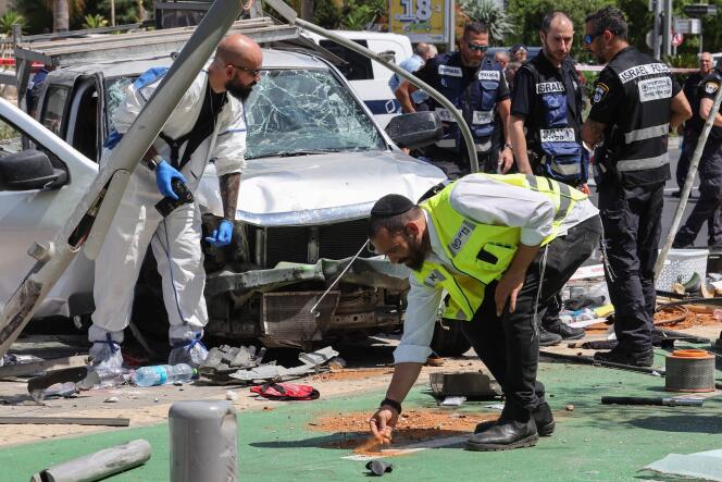 Rescatistas israelíes después de un ataque de embestida de automóvil en Tel Aviv, 4 de julio de 2023.