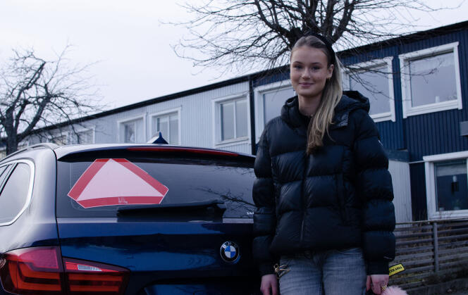Evelina Christiansen, 15 años, près de sa voiture modifiée pour ne pas dépasser les 30 km/h, en Huddinge (Suède), el 10 de febrero de 2023.