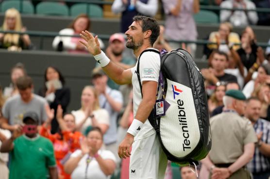 Jérémy Chardy abandona la cancha luego de perder ante Carlos Alcaraz en la primera ronda del torneo de Wimbledon en Londres el martes 4 de julio de 2023.