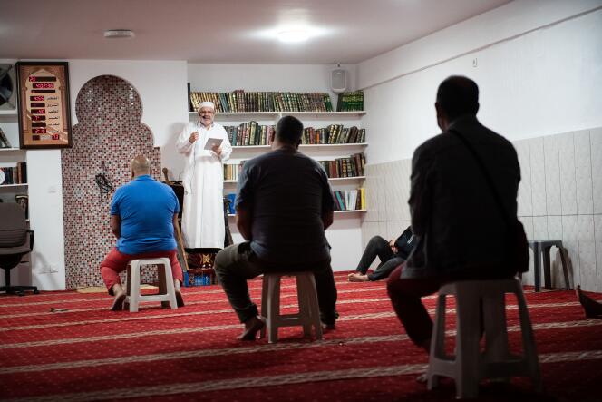 L’imam Abderrahmane Ghoul prononce un discours lors d’une prière du vendredi à la mosquée Tahara à Marseille, pendant le mois sacré musulman du Ramadan, le 20 mai 2020.