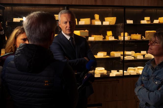 Les ministres Bruno Le Maire et Olivia Grégoire à Saint-Germain-lès-Arpajon, le 4 juillet 2023, dans la fromagerie L'Ancolie, dont la vitrine a été brisée dans la nuit du jeudi 29 au vendredi 30 juin.