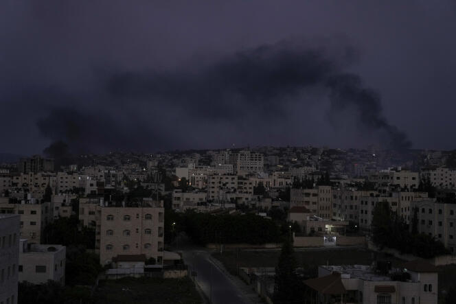 El humo se eleva desde Jenin durante la incursión militar israelí en el campamento.  4 de julio de 2023. 