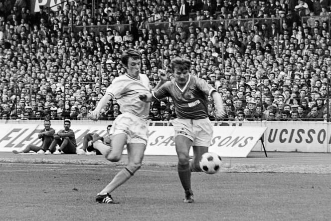 El extremo Georges Bereta, a la derecha, con la camiseta del Saint-Etienne, durante la final de la Copa de Francia contra el Nantes, el 31 de mayo de 1970, en el estadio olímpico Yves-du-Manoir de Colombes. 