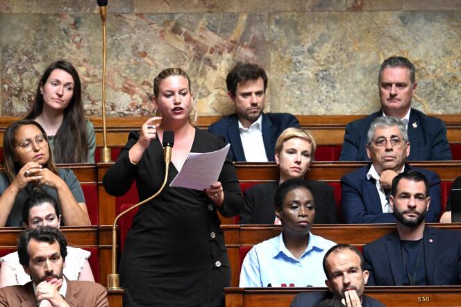 El grupo parlamentario La France insoumise en la Asamblea Nacional.  En el centro la presidenta del grupo, Mathilde Panot, 4 de julio de 2023.