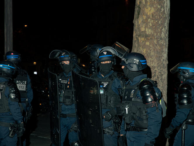 Policía en los Campos Elíseos, París, 2 de julio de 2023.