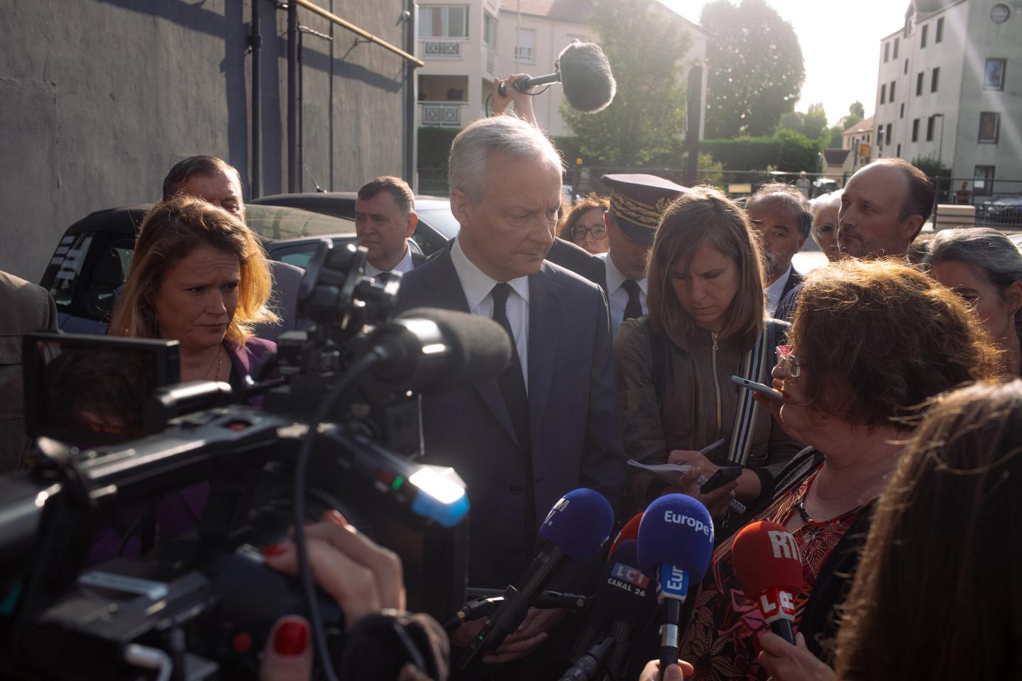 en Essonne, Bruno Le Maire aboga por «firmeza» más que por «un nuevo plan suburbano»