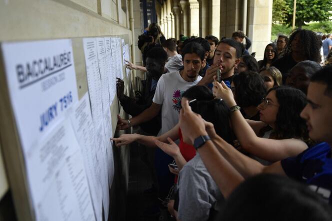 Los estudiantes consultan los resultados del bachillerato (examen de finalización de la escuela secundaria) en el Lycée Voltaire de París, el 4 de julio de 2023.