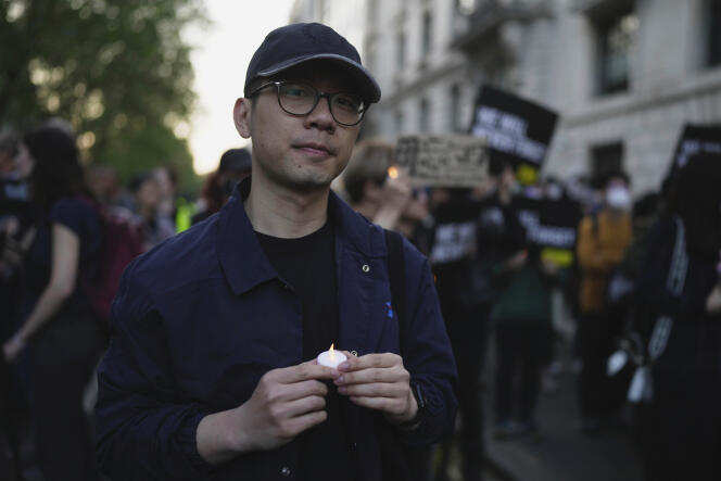 Le militant hongkongais exilé Nathan Law, lors d’une veillée en hommage aux victimes de la répression de Tiananmen, devant l’ambassade de Chine, à Londres, le 4 juin 2023. 