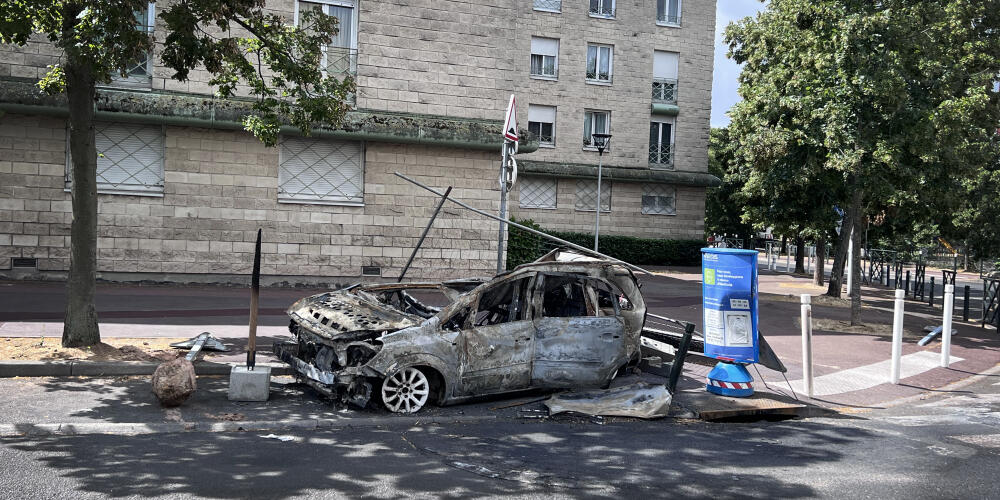 Une voiture calcinée à l’entrée de l’avenue Pablo-Picasso, à Nanterre, le 2 juillet 2023.