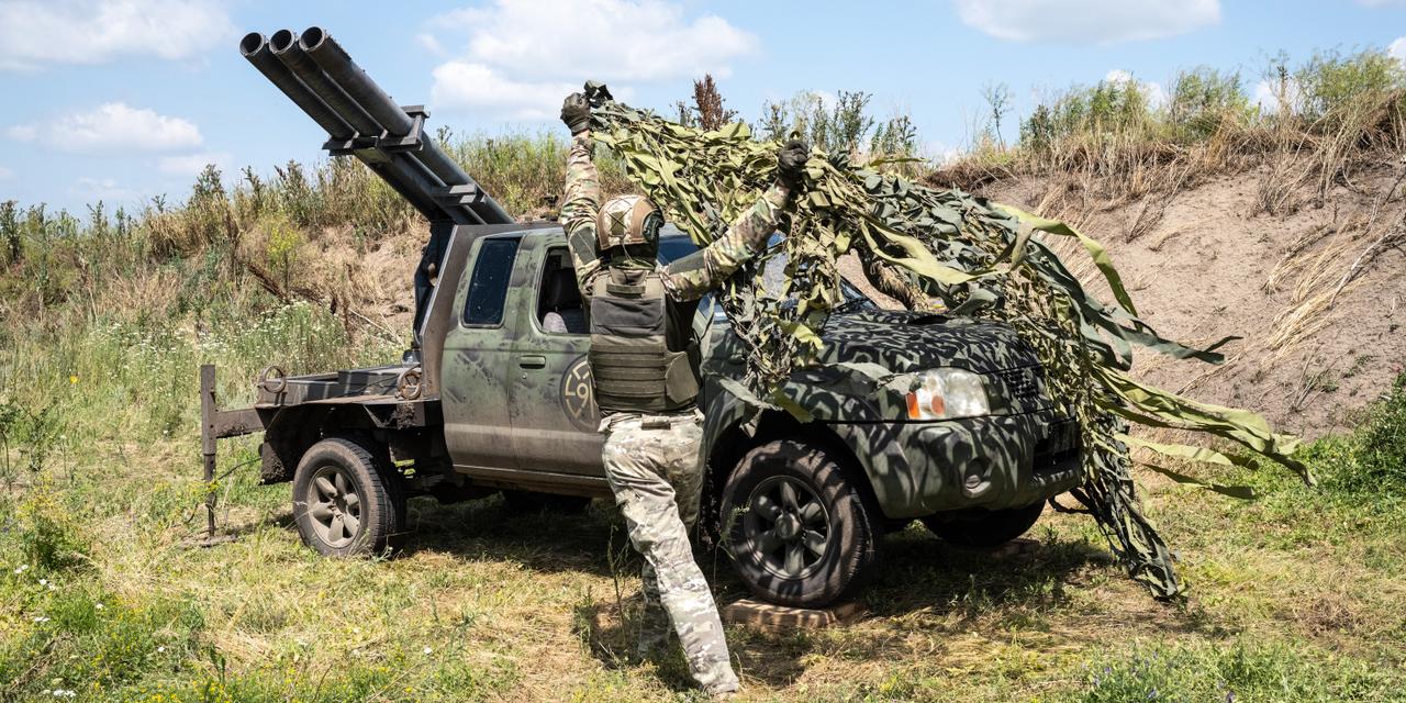 War in Ukraine: On the front line with gunners